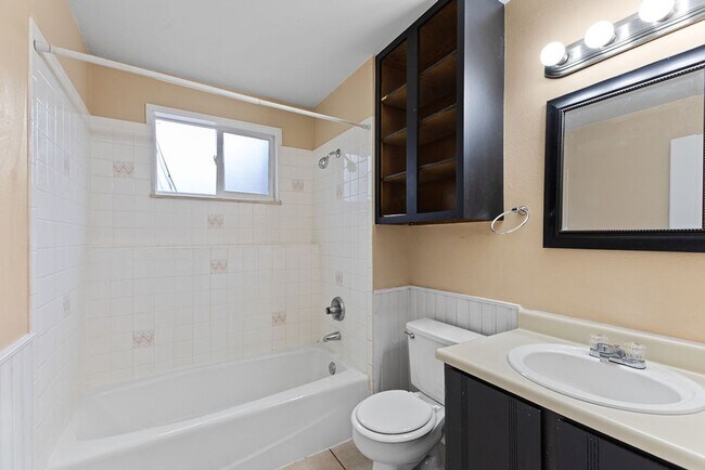 Building Photo - Spacious 2 Bedroom, 1.5 Bath Townhome in Greeley!