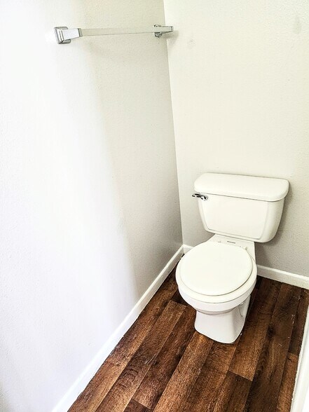 Half bath downstairs - 2519 beech st
