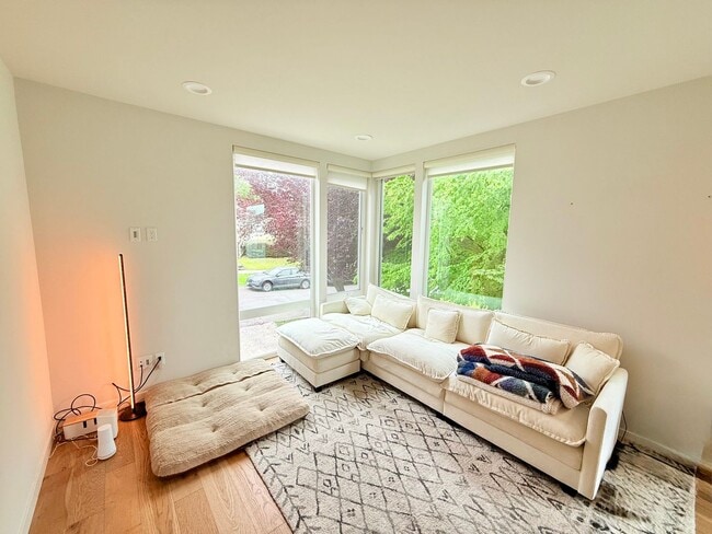 Building Photo - First Hill/Cherry Hill Townhome
