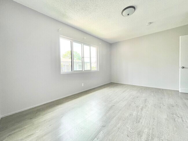 Building Photo - 854 S Sherbourne Dr