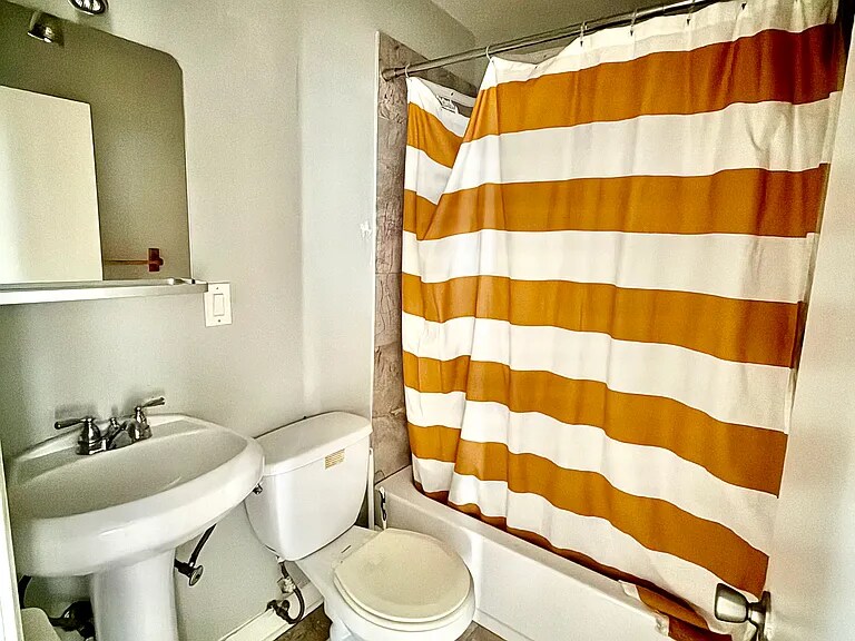 Building Photo - 2110 N Western Ave