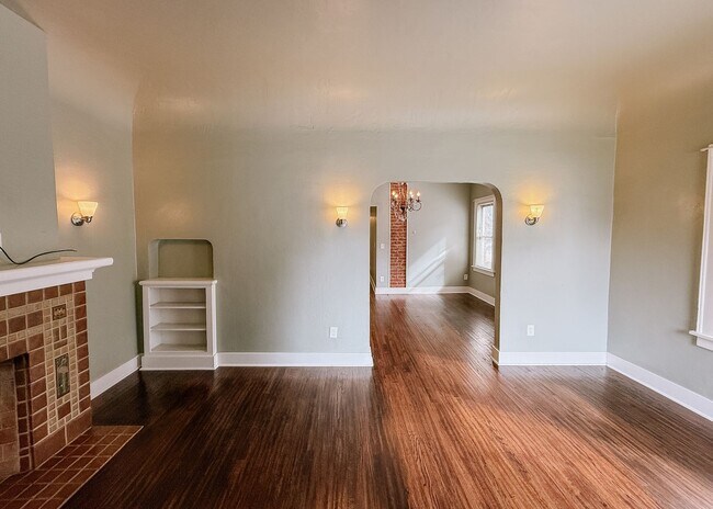 Building Photo - $500 OFF FIRST MONTHS RENT | Duplex in OKC!