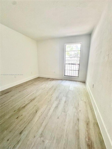 Building Photo - 6890 N Kendall Dr
