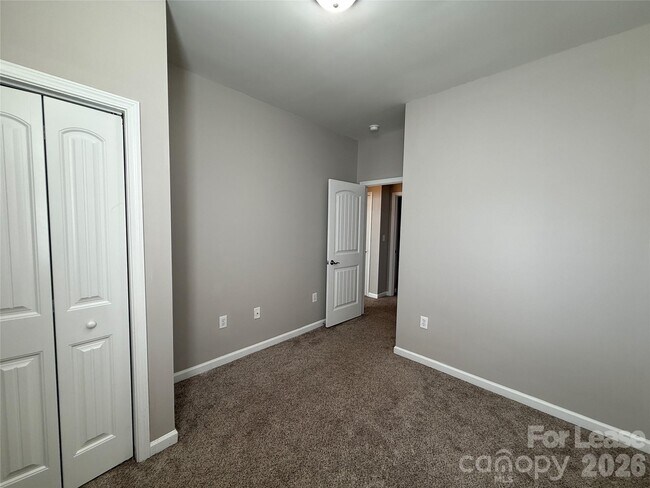 Building Photo - 933 Central Park Cir