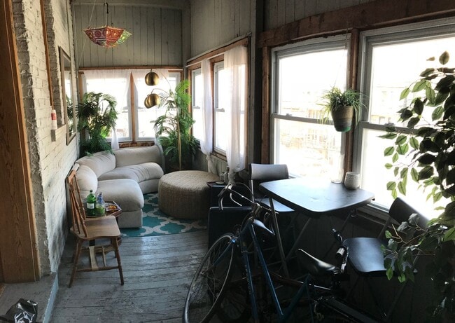 Building Photo - Very Spacious 2 BR/1 BA in Wrigleyville
