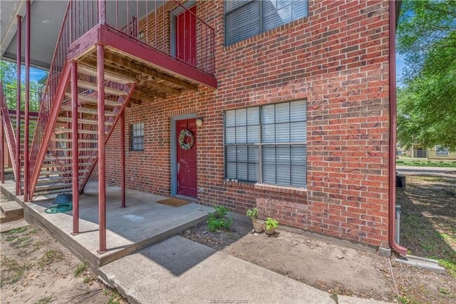 Building Photo - AUGUST PRE-LEASE!! Charming 3/2 on bus route!