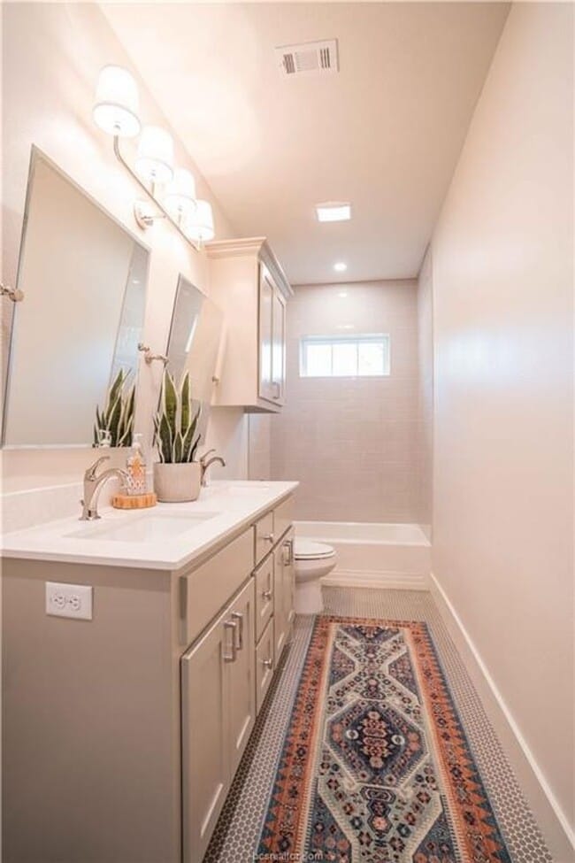 Building Photo - AUGUST 2026 PRE-LEASE!! Stunning Remodeled...