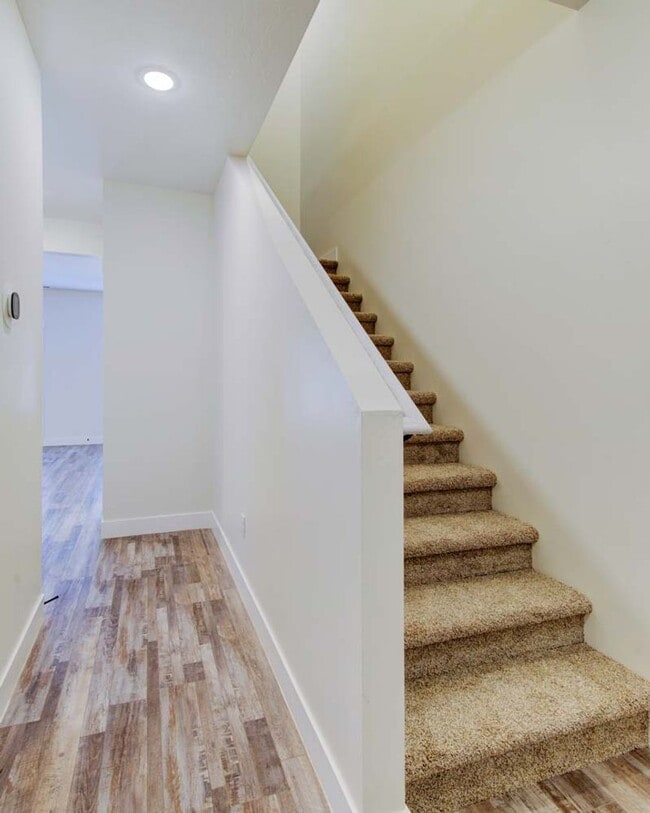 Building Photo - Beautiful Townhome in Cross Hollow Hills! ...