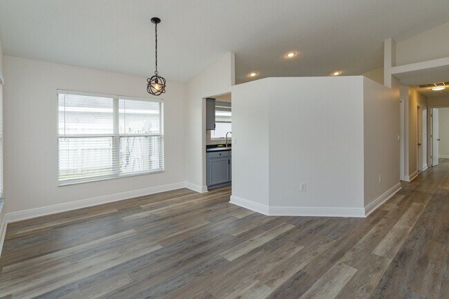 Building Photo - Charming 3-Bedroom Home for Rent in South ...