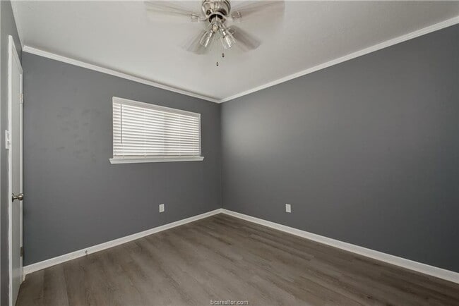 Building Photo - Bryan - 3 Bedroom / 1.5 bathroom / Carport / Back Yard, 2 Story unit.