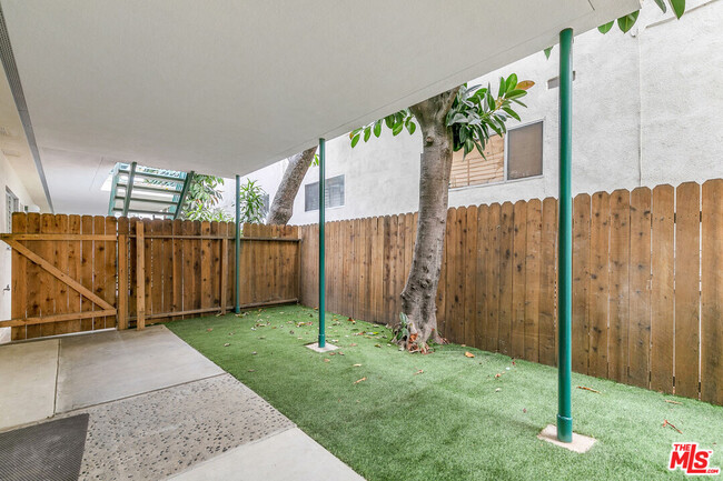 Building Photo - 1333 Barry Ave