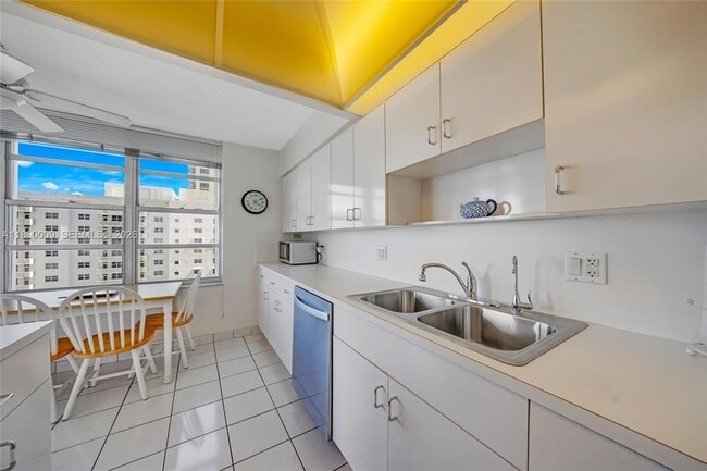 Building Photo - 4280 Galt Ocean Dr