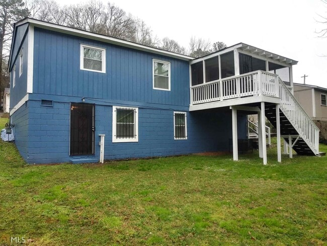 Building Photo - 2304 Swallow Cir SE