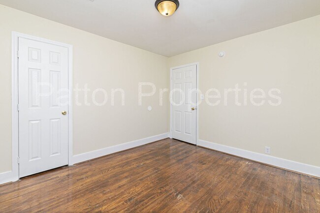 Building Photo - 4622-4624 Arlington Street - Inside CoC - R09216-08-01