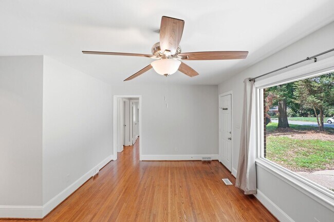 Building Photo - Move-in Ready 3 Bedroom Ranch Home in Eastway Park