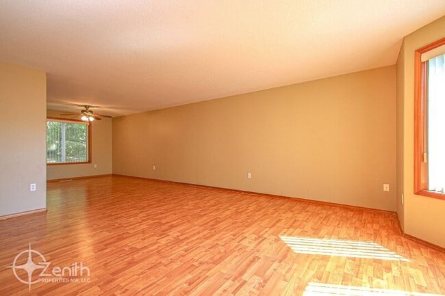 Building Photo - 3907 SE Sunrise Dr