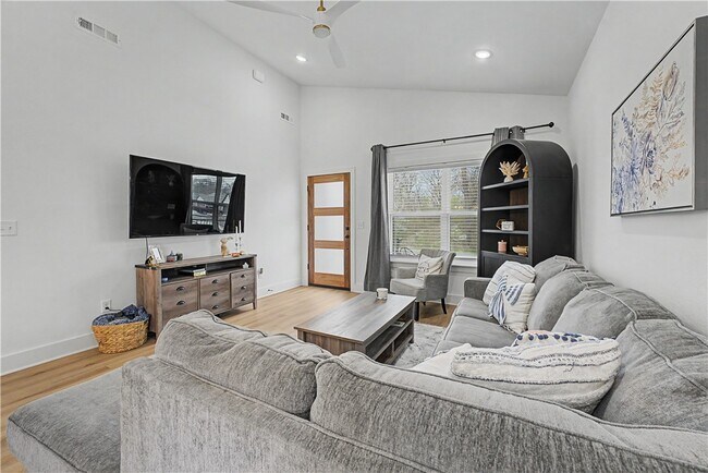 Building Photo - 20 Kentallen Ln