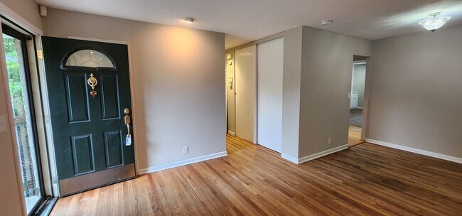 Building Photo - Check This One OUT!! To View is to Rent! 3 Bedroom, 1 Bath. Hardwood Floors, Fireplace, Tile and ...