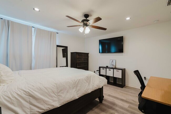 Building Photo - 5704 Montevista Dr