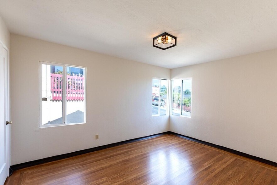 Building Photo - Elegant Kensington living with comfort, character, and scenic appeal