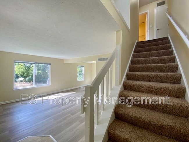 Building Photo - 6879 Oak Lake Dr
