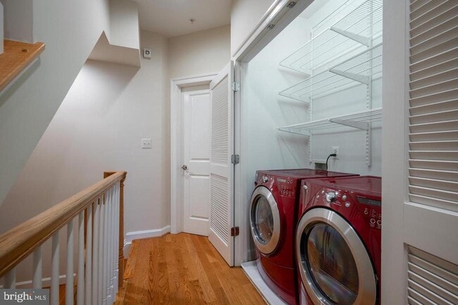 Building Photo - 420 Cook St