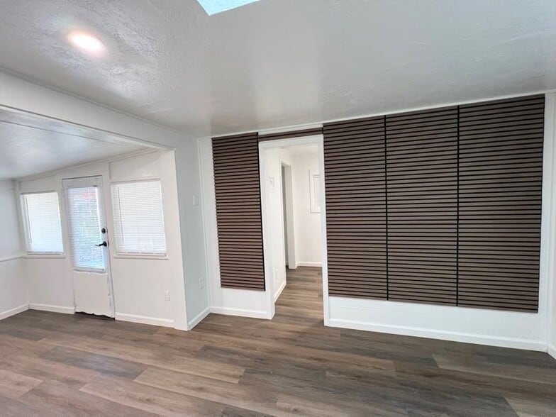 Living room - 301 N Columbus Ave