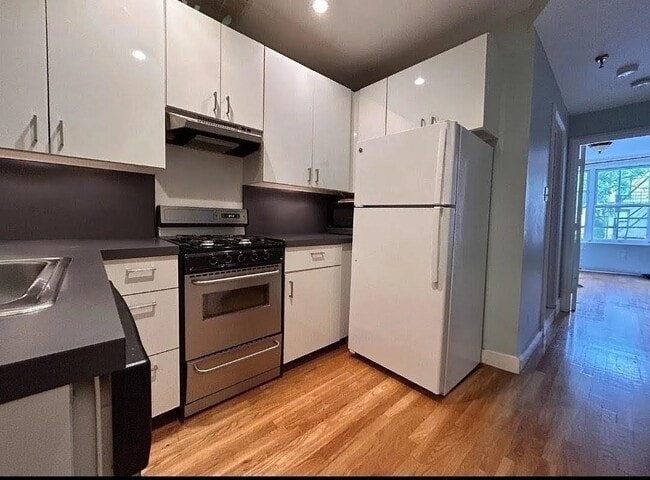 Building Photo - 129 Clinton St