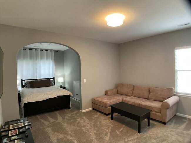 Building Photo - Meticulously maintained 3 bed, fenced yard...