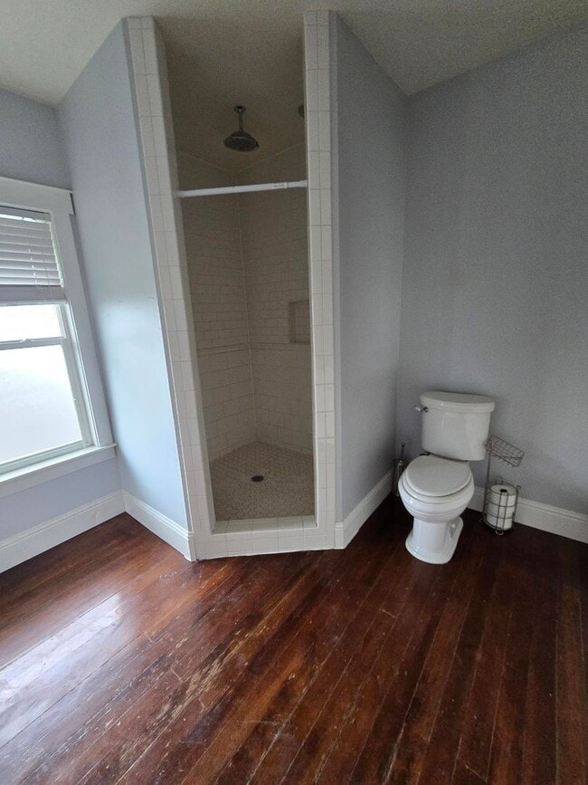 Building Photo - Spacious 5 Bedroom Home in Burlington - Available for Rent