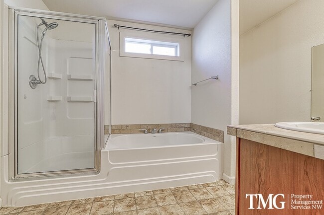 Building Photo - Lovely 3 Bed 2.5 Bath Home in Minnehaha Neighborhood!