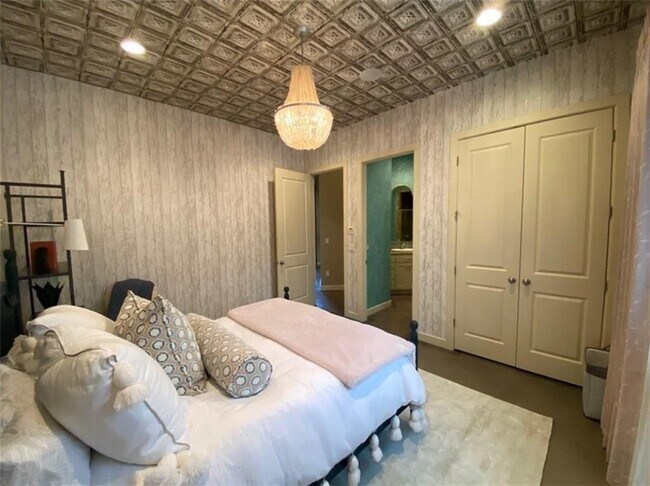 Building Photo - 17 W Augusta Ct