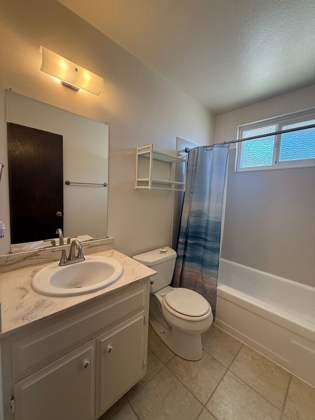 Building Photo - 3 bed 2 bath home available now!