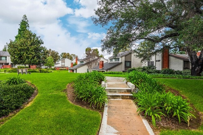 Building Photo - Newly updated 3 bed / 1.5 bath townhome in the desirable Sherwood Village