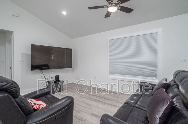 Building Photo - 2128 Chatfield Rd
