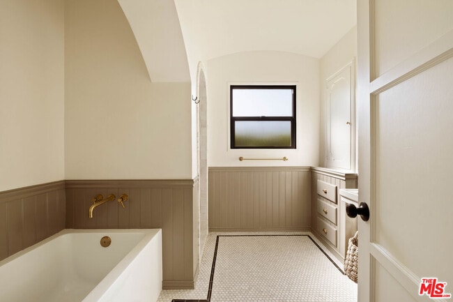 Building Photo - 1363 Spazier Ave