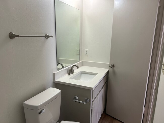 Building Photo - Charming 2-Bedroom / 2-Bathroom Home!