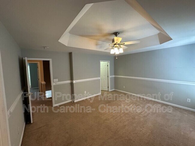 Building Photo - 6033 Queens Walk Ct
