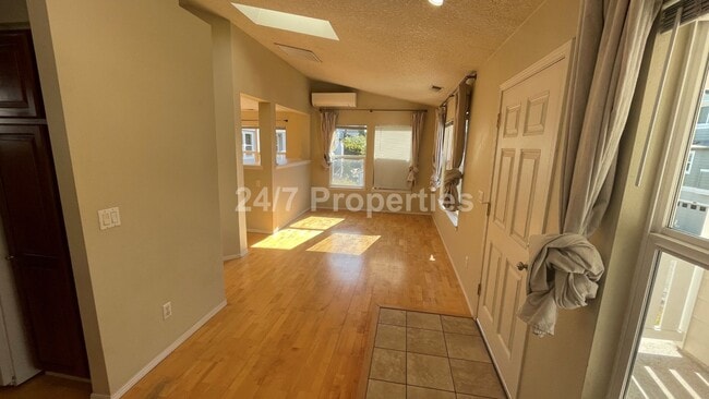 Building Photo - Cozy and Modern 1 BD | 1 BA w/ Amenities -...