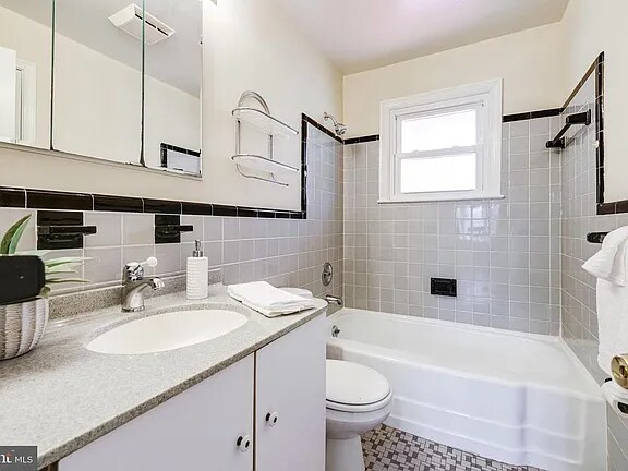 Building Photo - 5940 Lowell Ave