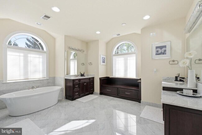 Building Photo - 8735 Brook Rd