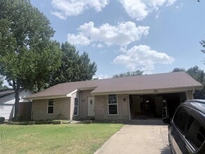Building Photo - 2104 Sunrise Trail