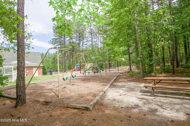 Building Photo - 104 Pine Hawk Dr