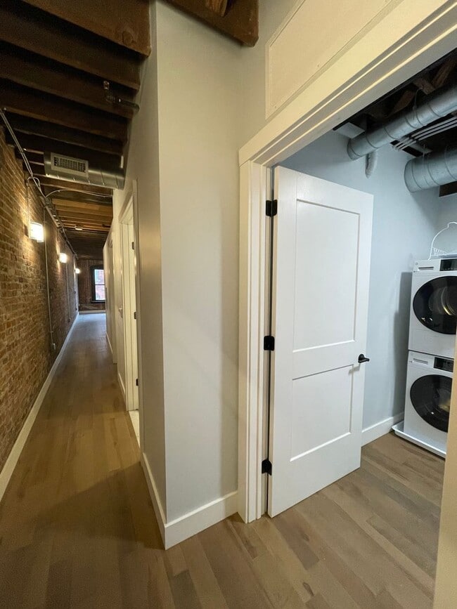 Building Photo - 1 Bedroom 1 Bath Apartment - Downtown Utic...