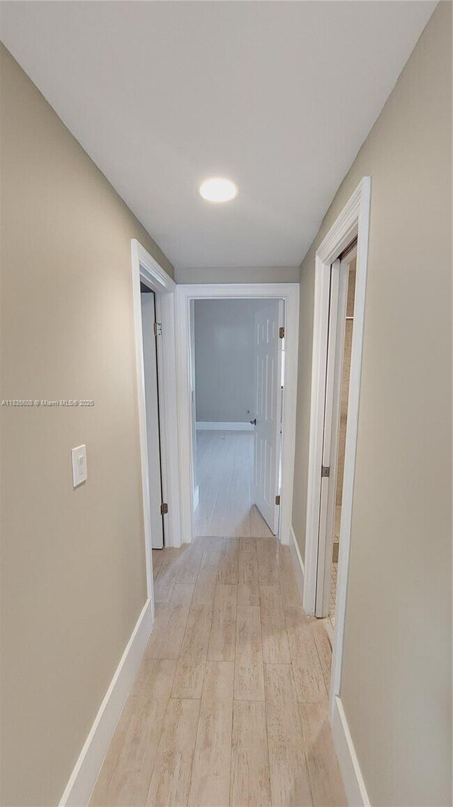 Building Photo - 255 Poinciana Island Dr
