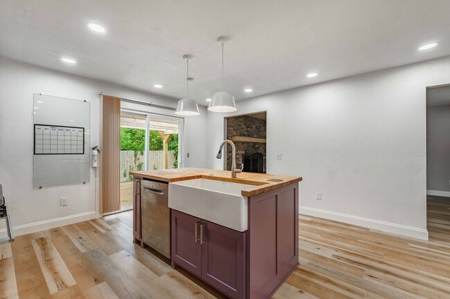 Building Photo - Charming 4-Bedroom Home with Spacious Yard in Rogers