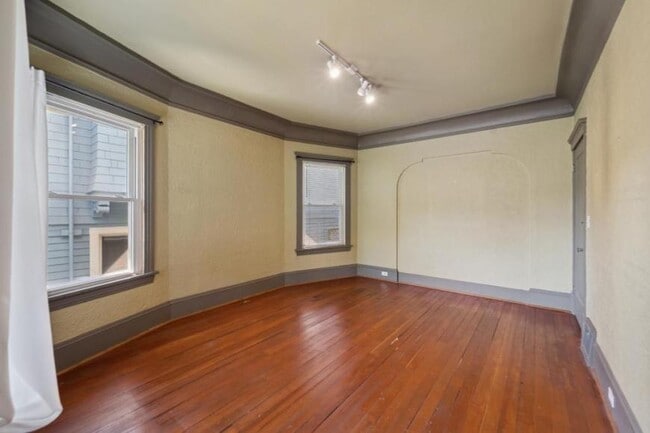 Building Photo - 3 bedroom in Seattle WA 98109
