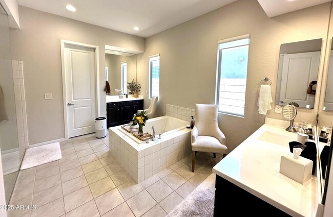 Building Photo - 2827 E Los Gatos Dr