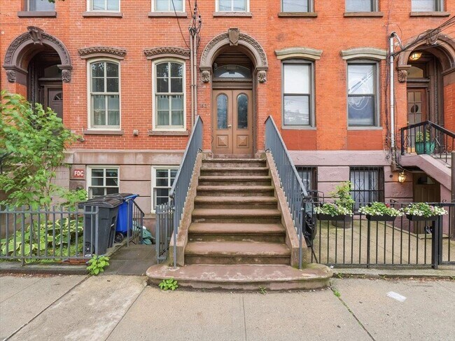Building Photo - 163 Grand St