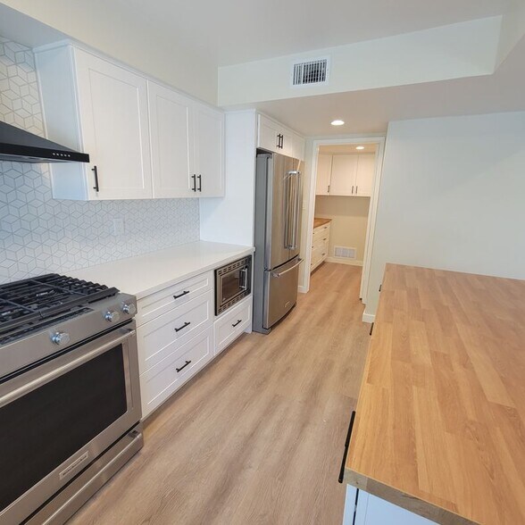 Building Photo - 11 Meadowsweet